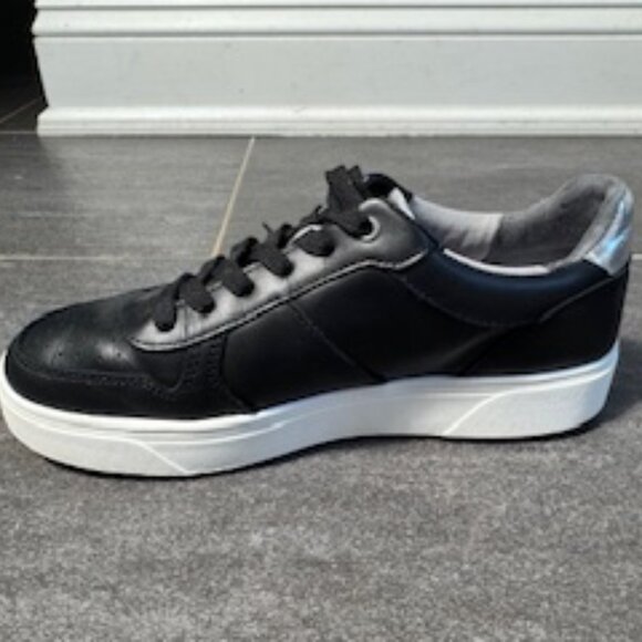 Vionic Black Sneakers - Picture 5 of 7